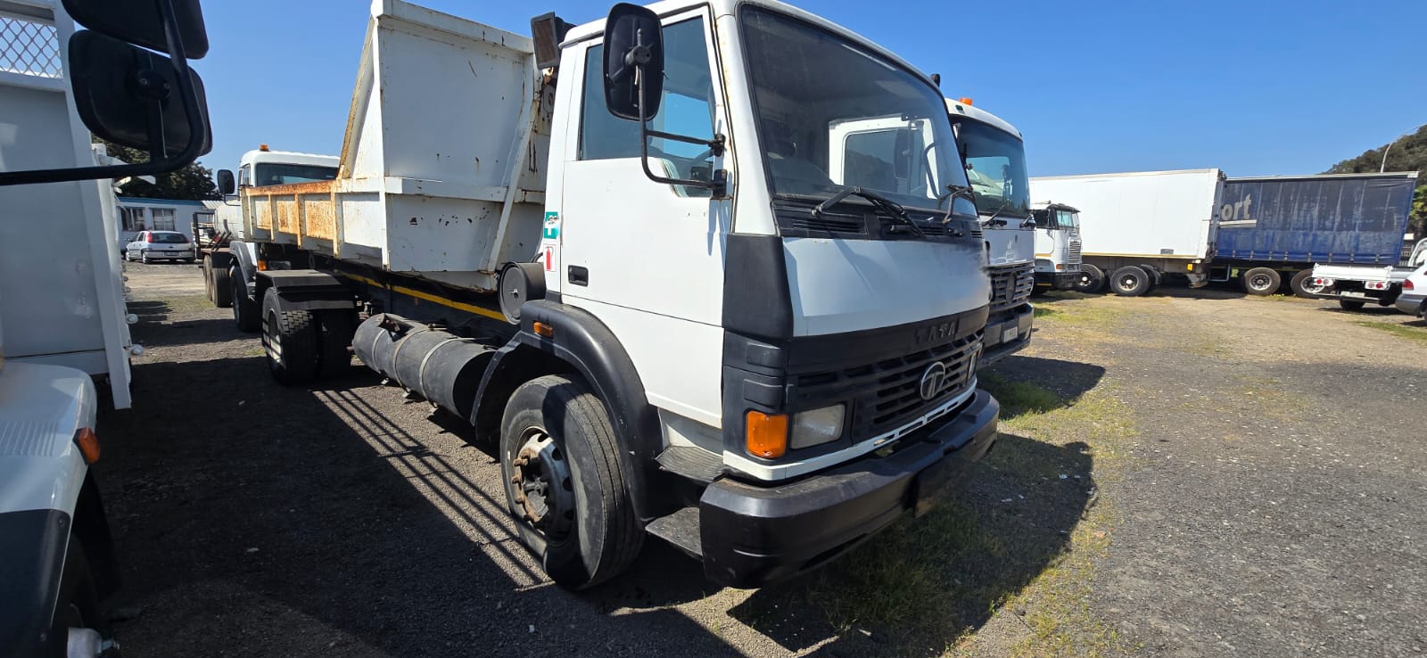 2006 Tata 15-18 with Hooklift and Bin
